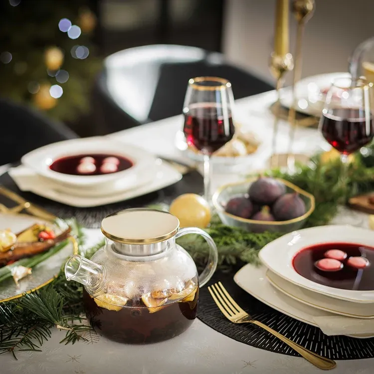 Prostřený sváteční stůl. 