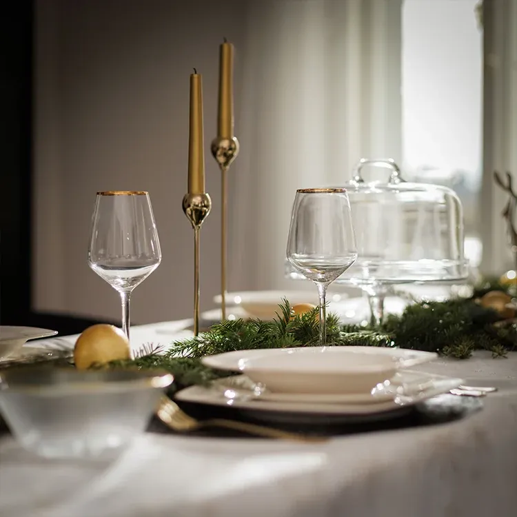 Stůl s vánoční výzdobou. 