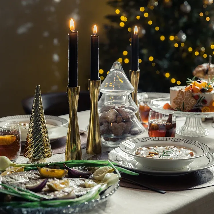 Vánoční dekorace na stole. 