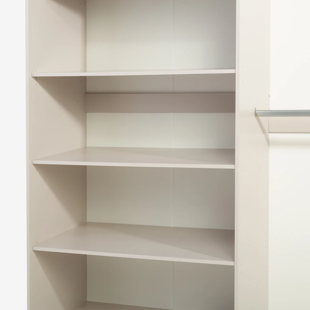 Detal, zbliżenie na szerokie półki