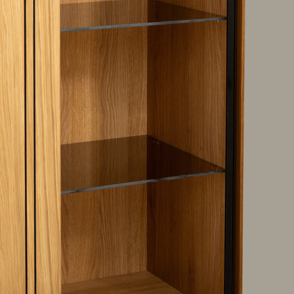 Szklane półki dopasowane kolorem do szklanego frontu