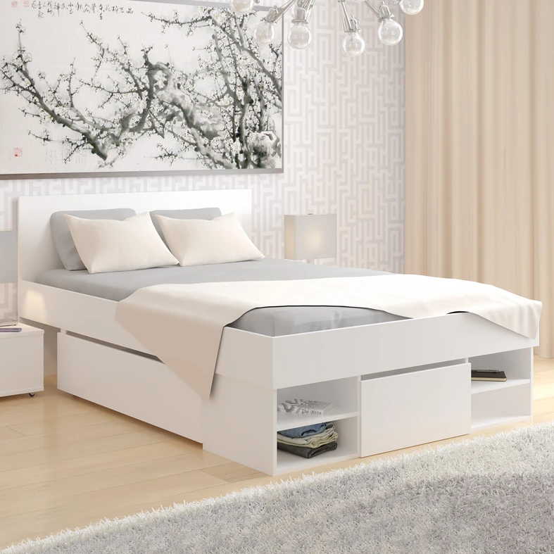 Zdjęcie łóżka. Aranżacja w pomieszczeniu z pościelą rozłożoną na łóżku. 