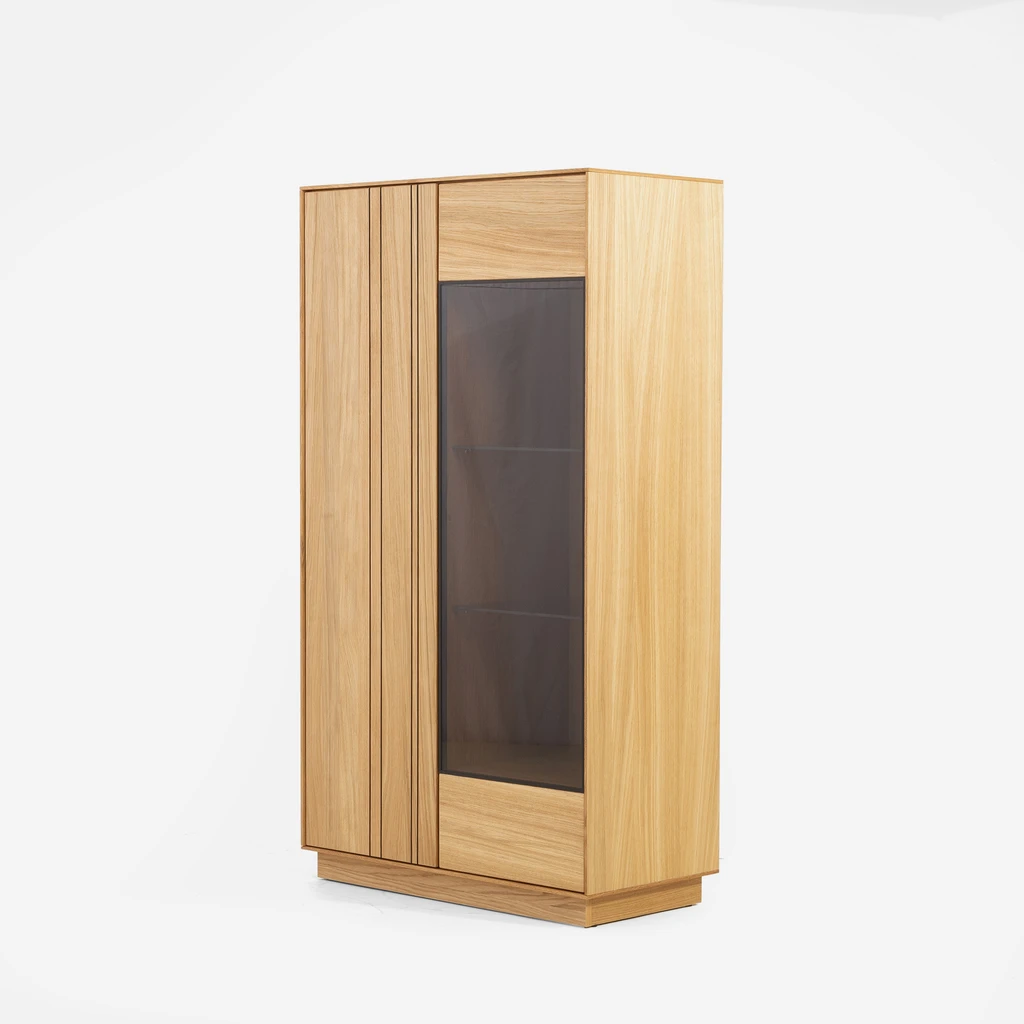 Niska witryna w kolorze jasnego drewna, z dymionym szkłem