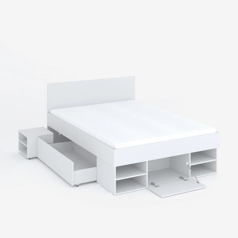 Zdjęcie ogólne łóżka. Pod kątem. Otwarte szafki i szuflady.