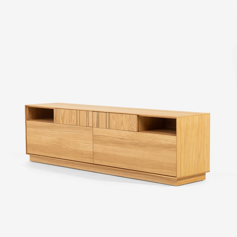 Szafka pod telewizor w kolorze jasnego drewna, z szufladami i 2 szafkami klapowymi