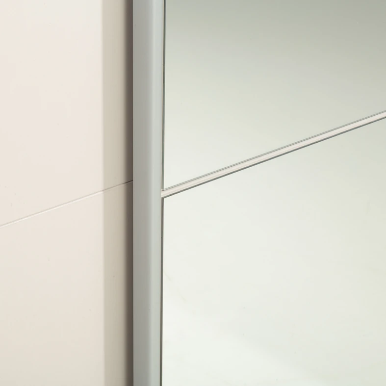 Detal, wykończenie brzegów frontu z lustrem