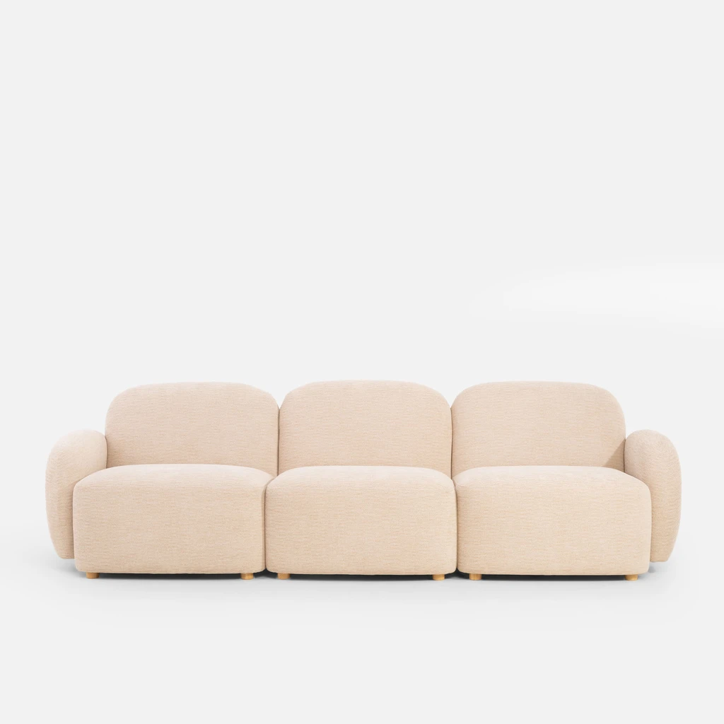 Beżowa sofa 3-osobowa, o obłych kształtach i nóżkach z jasnego drewna