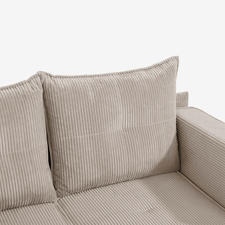 Jasnobeżowa sofa LUSO wprowadza do wnętrza lekkość, a jej miękkie siedzisko zachęca do relaksu.