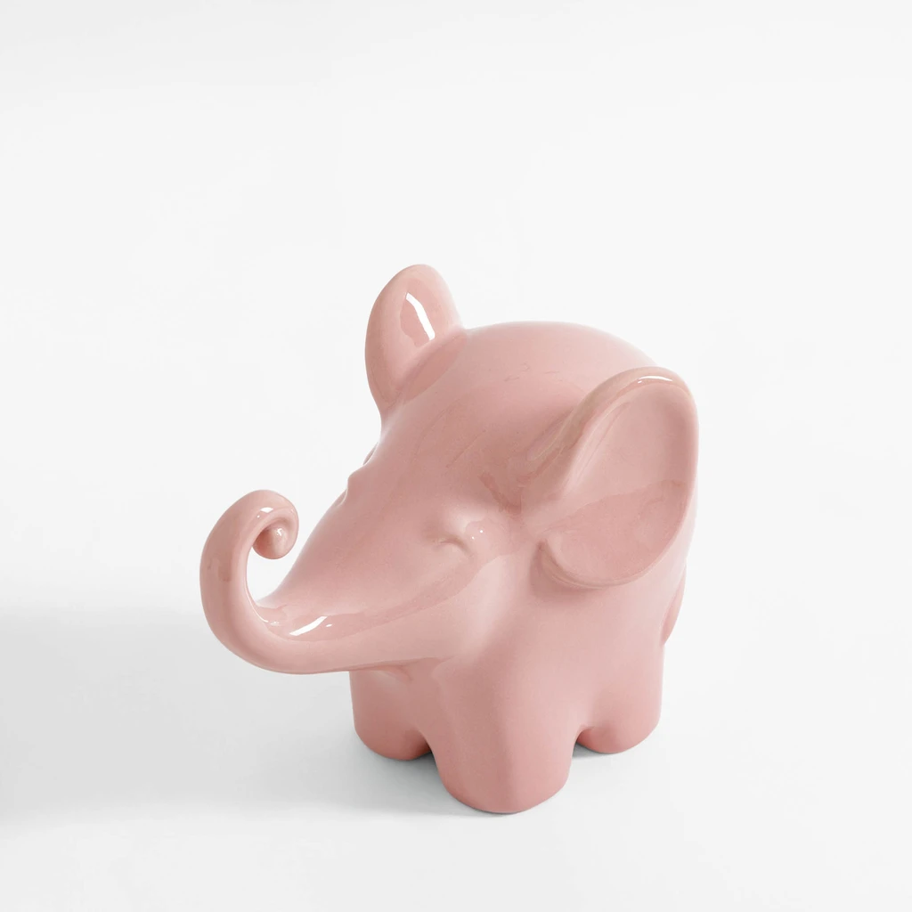 Różowy słonik z radośnie uniesioną trąbą.