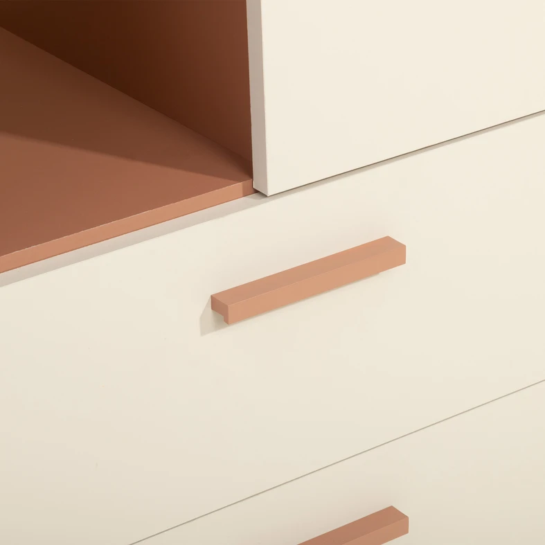 Dzięki różnorodnym wnękom i szufladom regał MILLES dopasuje się do Twoich codziennych potrzeb.