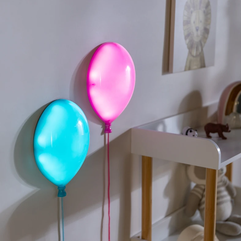 Kinkiet BALLOON LED w różowym kolorze oświetli i ozdobi wnętrze pokoju dziecięcego.