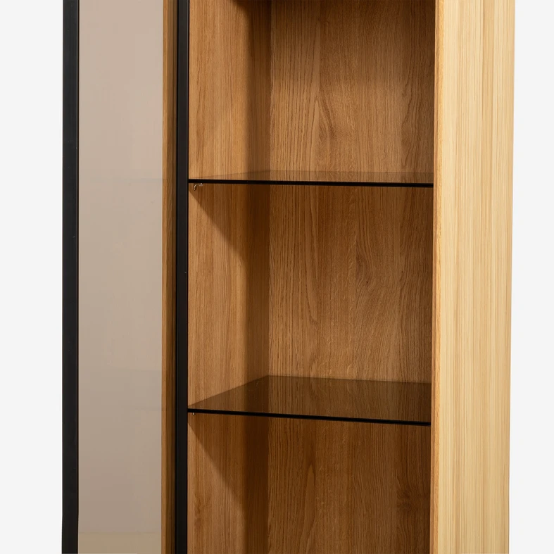 Szklane półki dopasowane do koloru szkła witryny