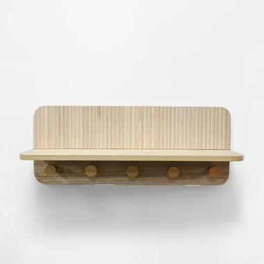 Nástěnná police v odstínu světlého dřeva