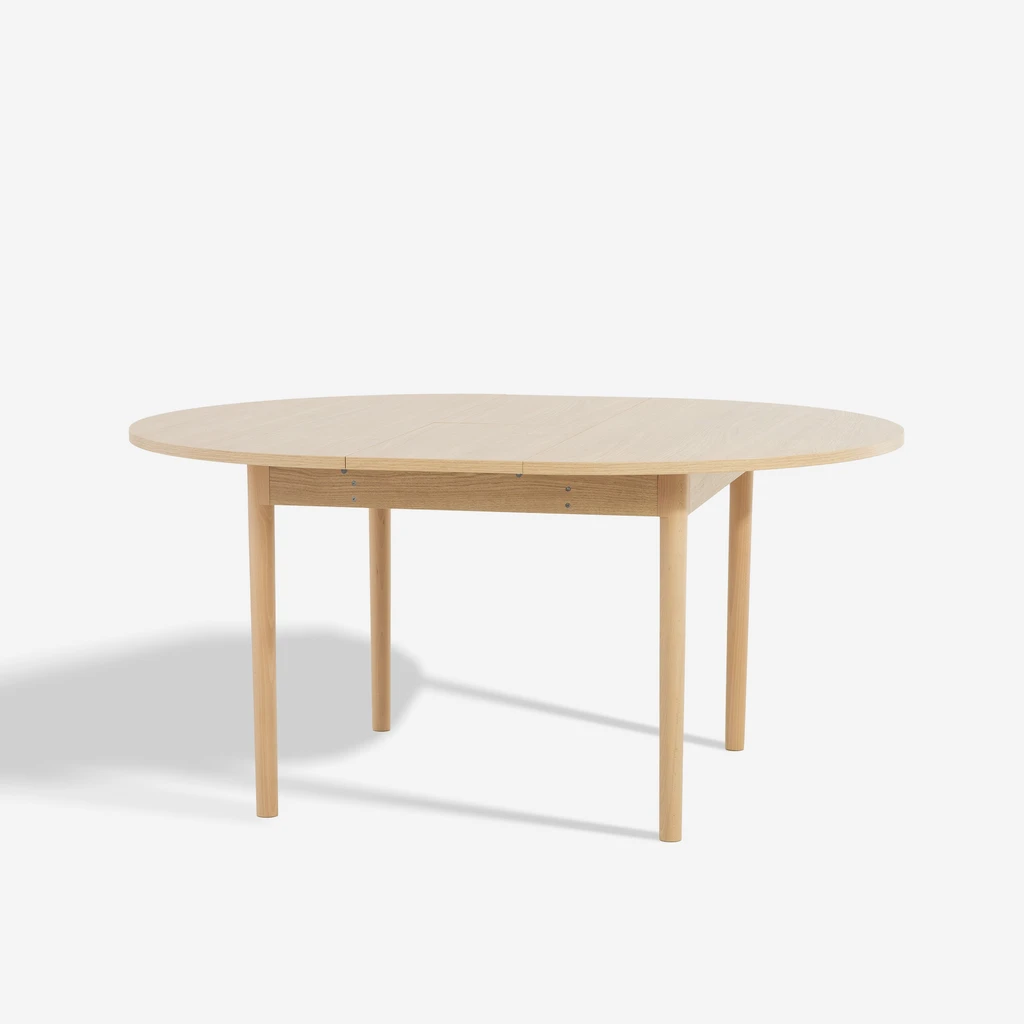 Zdjęcie stołu. Widok ogólny. Stół pod kątem.