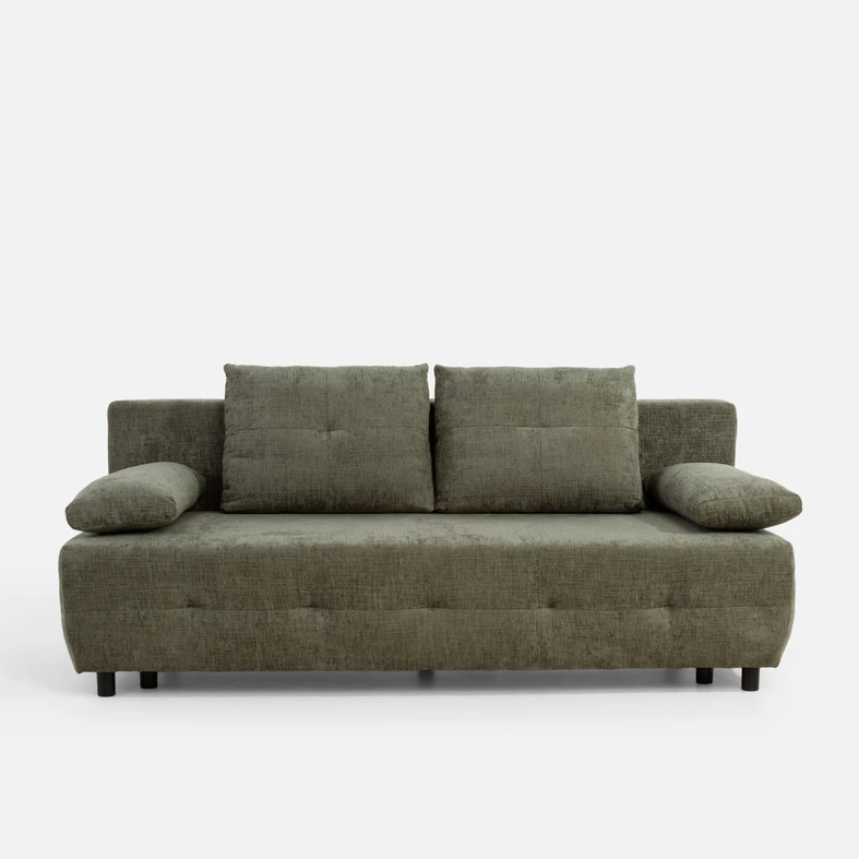 Sofa w oliwkowym kolorze widziana od frontu. Widoczne charakterystyczne, dekoracyjne pikowanie i przeszycia. 