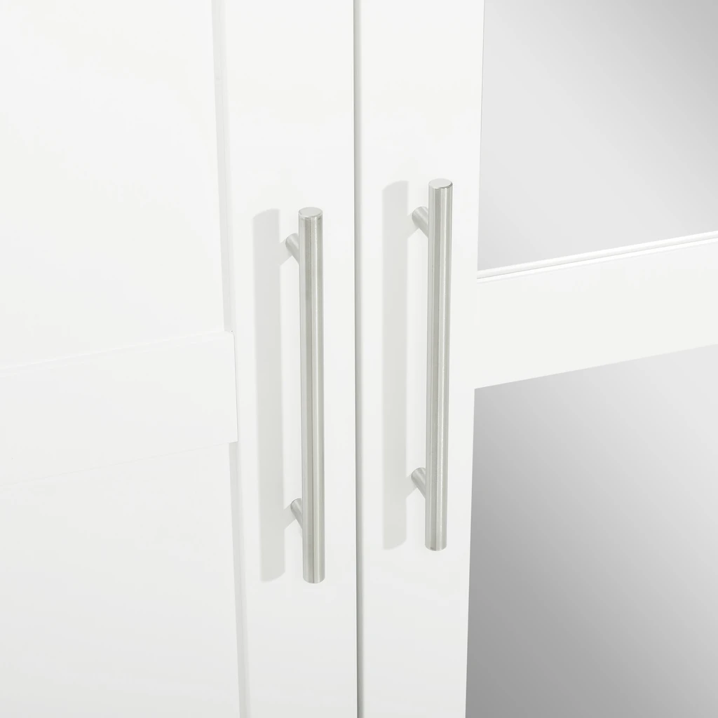 Detal, zbliżenie na długie, okrągłe i srebrne uchwyty