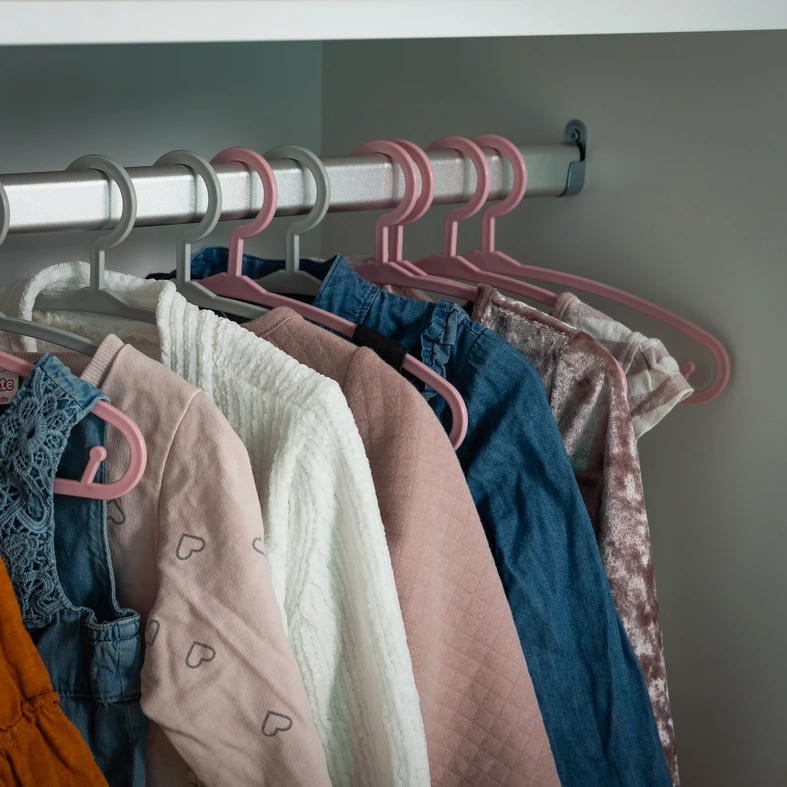 Sada dětských šatních ramínek šedých 6 ks