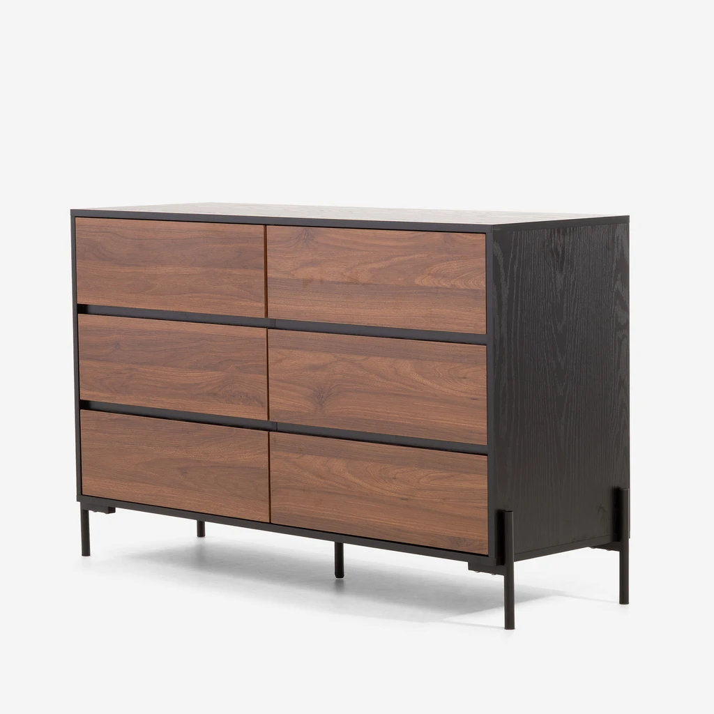 Czarna komoda z frontami w kolorze ciemnego drewna, z metalowymi nogami