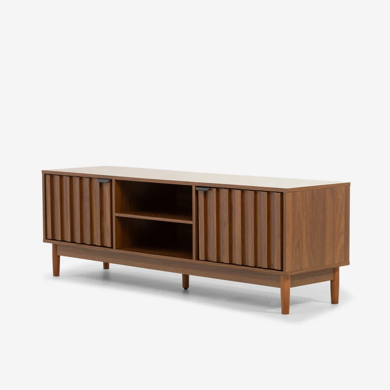 Szafka pod telewizor w kolorze ciemnego drewna, na drewnianych nóżkach i z ryflowanymi frontami