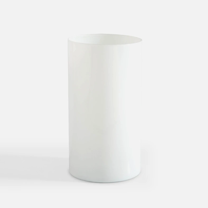 Prosty w swej formie wazon z białego szkła, kształtem przypominający cylinder.