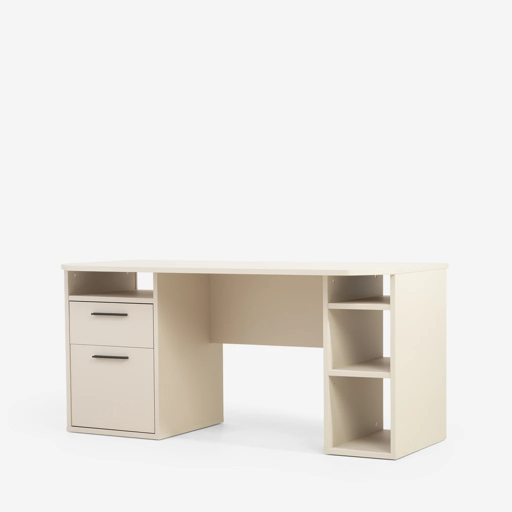 Widok z ukosa na kaszmirowe biurko z szafką, szufladą i 4 otwartymi półkami