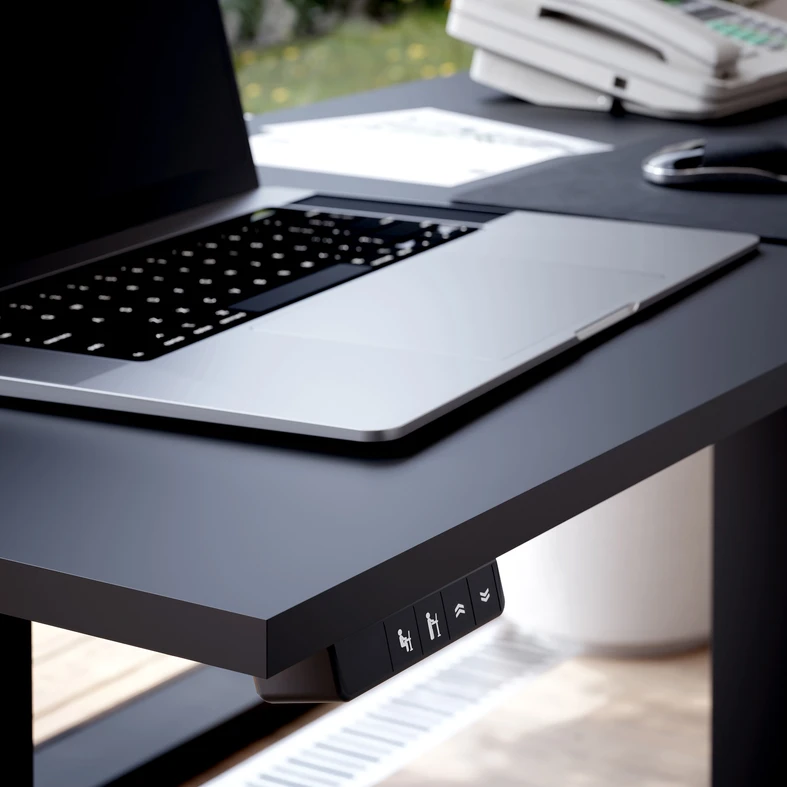 Elektryczna regulacja wysokości 75–120 cm ułatwia zmianę pozycji w trakcie pracy i nauki.