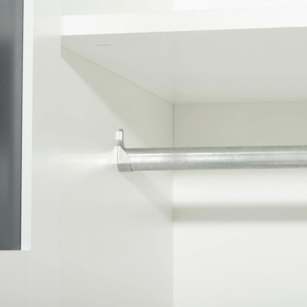 Detal, zbliżenie na wykończenie szafy przy drążku na ubrania