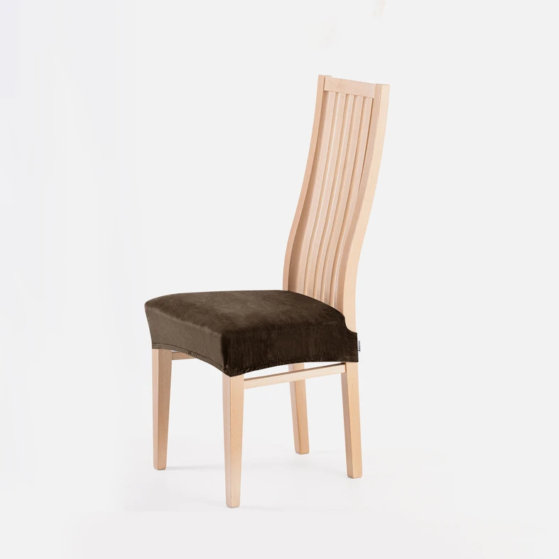 Zdjęcie pokrowca założonego na krzesło. Zdjęcie pod kątem. 