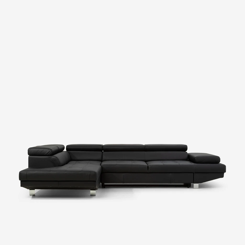 Czarny skórzany narożnik, na metalowych kwadratowych nóżkach.