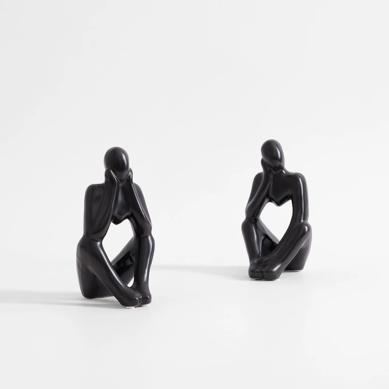 Černá dekorativní figurka ZAMYŠLENÝ ČLOVĚK 19 cm