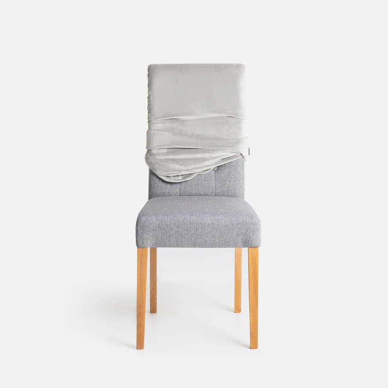 Zdjęcie częściowo założonego pokrowca. Widać marszczenia i fakturę materiału.