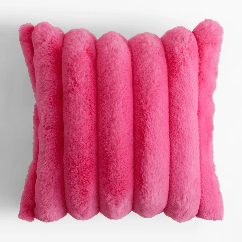 Poszewka różowa ELLE 45x45 cm Różowa poszewka z dekoracyjnym króliczym sztucznym futerkiem