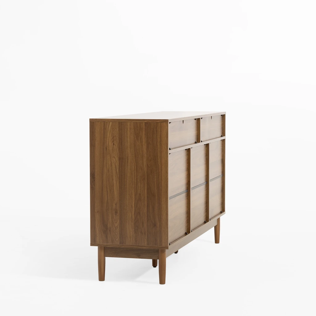 Tył komody z widocznym wykończeniem w kolorze drewna. Estetyczna budowa pozwala postawić mebel między pomieszczeniami!