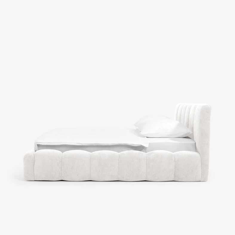 Materiał przyjazny dzieciom i zwierzętom pozwala korzystać z łóżka bez obaw o delikatną skórę.