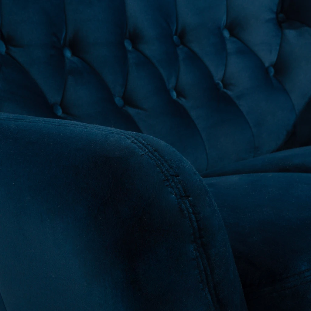 Sofa dwuosobowa w ciemnoniebieskiej tkaninie