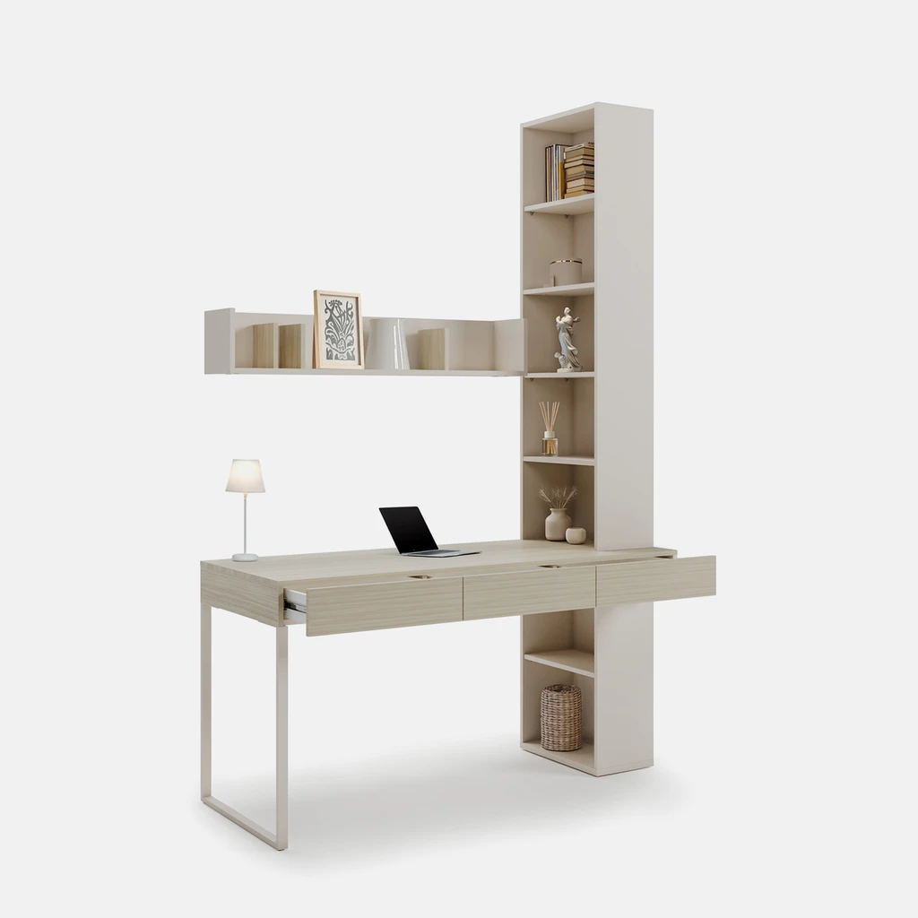 Beżowe biurko na metalowej płozie, z otwartym regałem po prawej stronie i półką wiszącą