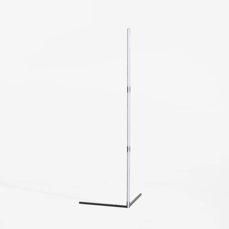 Czarna lampa stojąca LED sterowana pilotem.
