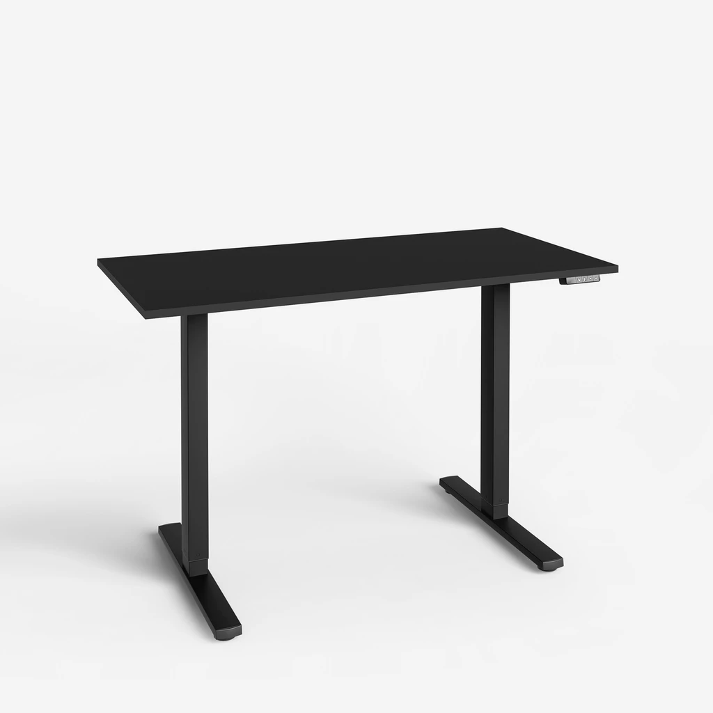 Biurko FLOW z elektryczną regulacją pozwala pracować siedząc lub stojąc, zapewniając wygodę każdego dnia.
