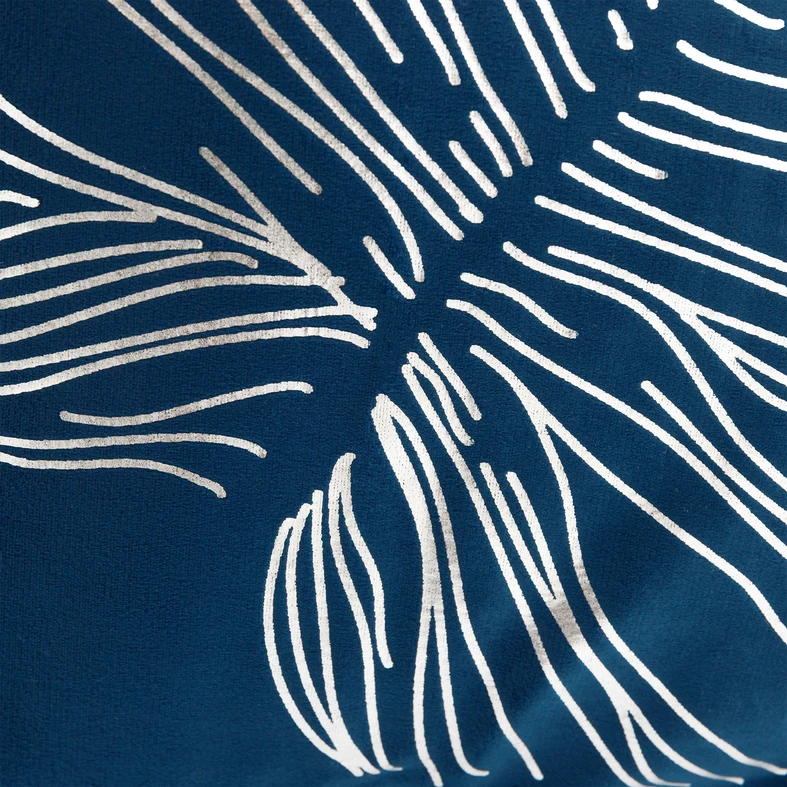 Zbliżenie na detale srebrnego nadruku liścia monstery. 