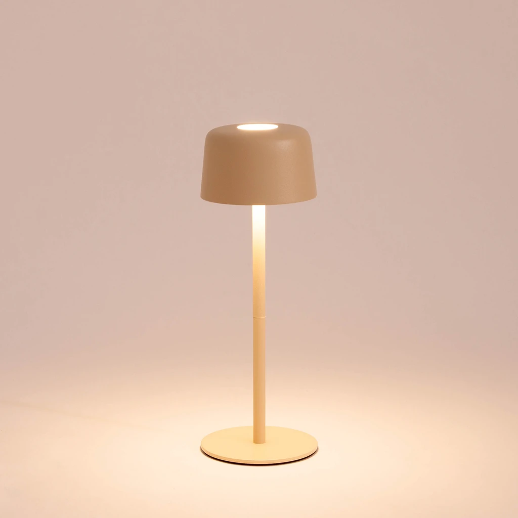 Wbudowane oświetlenie LED w lampie ma moc 2W, emituje strumień świetlny o wartości 80 lumenów.