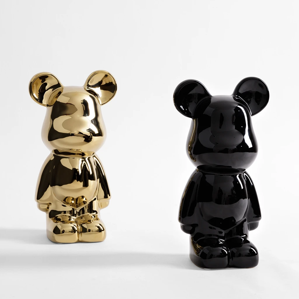 Złota i czarna figurka w kształcie misia