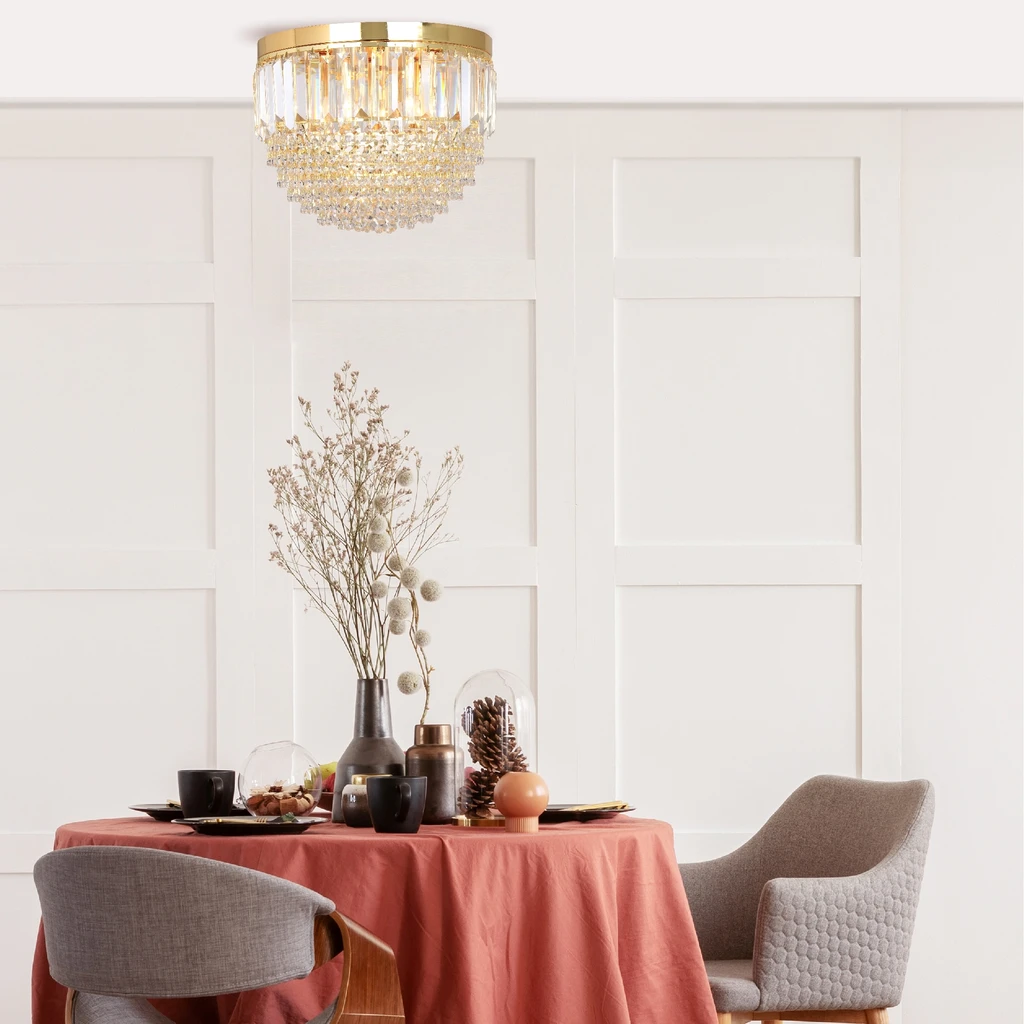 CHARLOTTE to lampa sufitowa o złotym wykończeniu do salonu glamour. Posiada oprawę dla 5 żarówek typu E14 i mocy maksymalnej 40W.