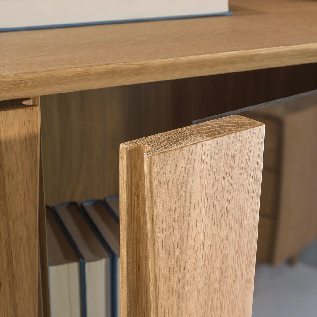 Detal, zbliżenie na front witryny z frezowaniem służące za uchwyt