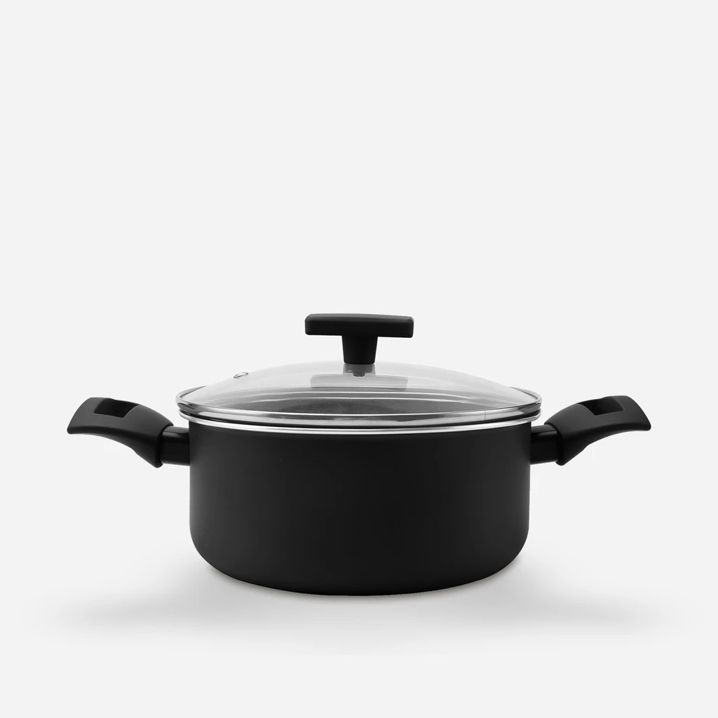 Czarny garnek aluminiowy z uchwytami z tworzywa sztucznego i szklaną pokrywką z elementami ze stali nierdzewnej. 
