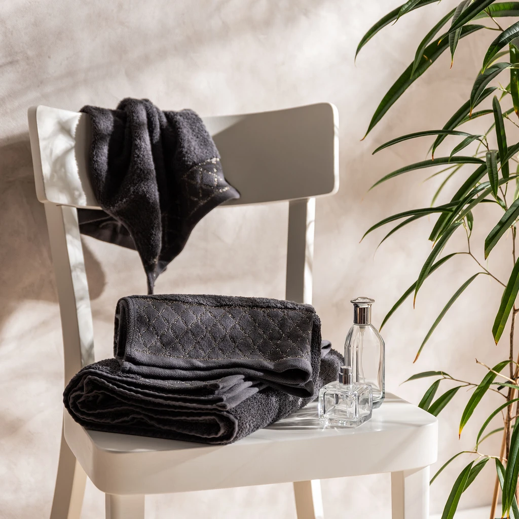 Bavlněný ručník v ocelové barvě LAYLA 70x140 cm