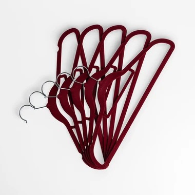 Červená sametová ramínka VELVET, sada 5 kusů.