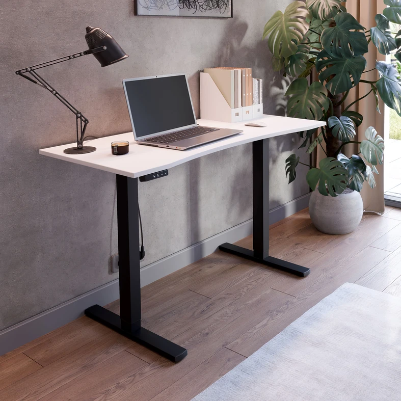 Kompaktowy rozmiar 120x58 cm sprawdzi się w domowym biurze lub pokoju młodzieżowym.