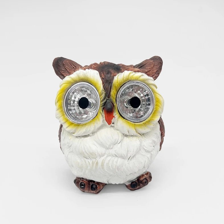 Ozdobna lampa solarna LED IP44 SOWA Figurka SOWA jest wysoka na 9 cm - co pozwala łatwo dostrzec ją wśród trawy oraz kwiatów.