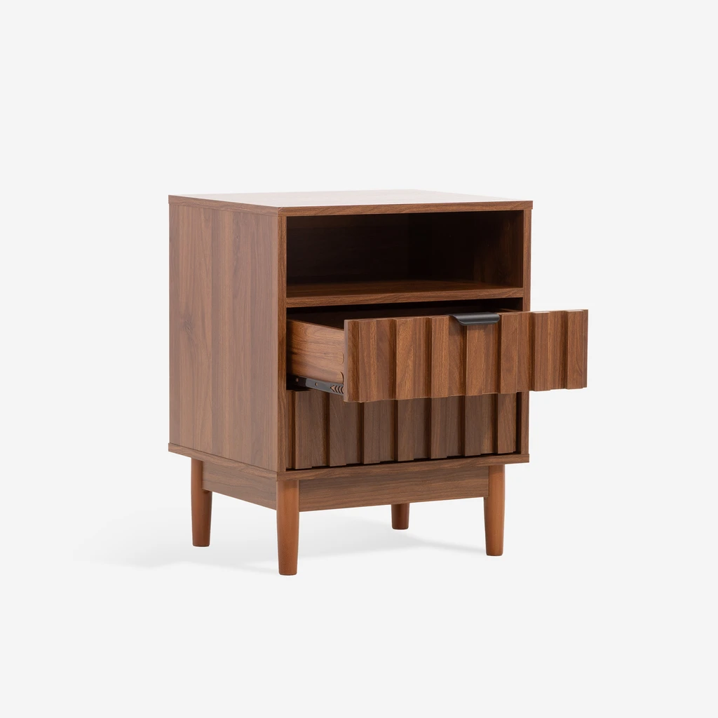 Otwarta górna szuflada w szafce nocnej