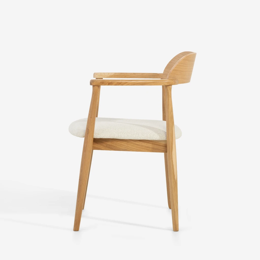 PERUGIO w kremowej tkaninie tworzy przyjazne miejsce przy stole, oferując miękkie i wygodne siedzisko na co dzień.